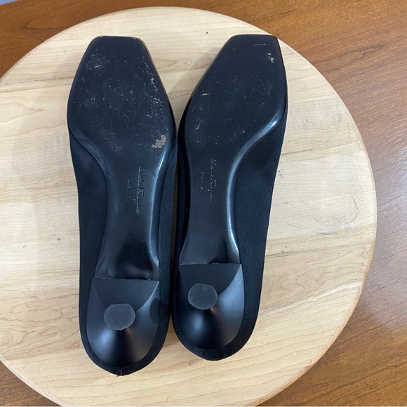 Salvatore Ferragamo Boutique Black Satin Leather Flower Pumps Heels Sz 9.5 B Y2K - Picture 8 of 13